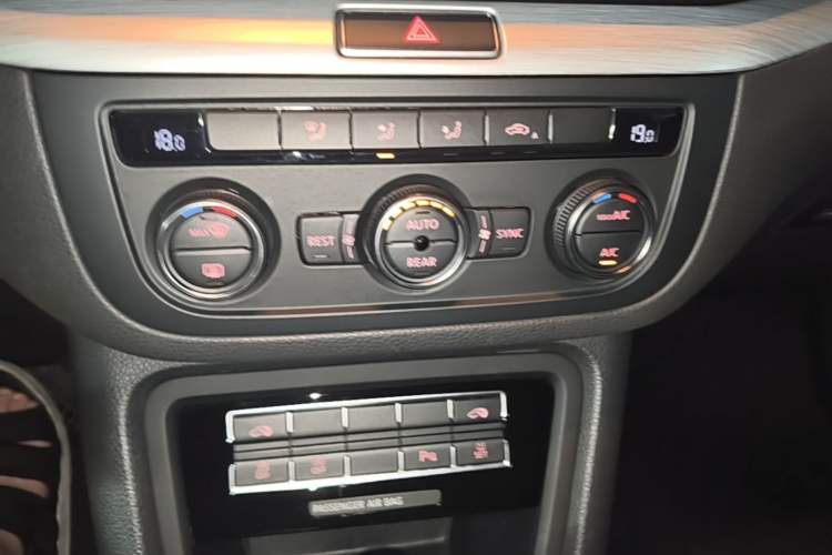 Used Volkswagen Sharan 2018 380TSI Comfort Edition 7-Seater Audio And AC Panel