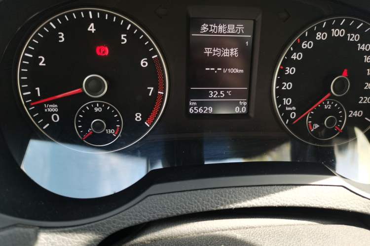 Used Volkswagen Sharan 2018 280TSI Enjoyment Model 7 Seats Odometer Close Up