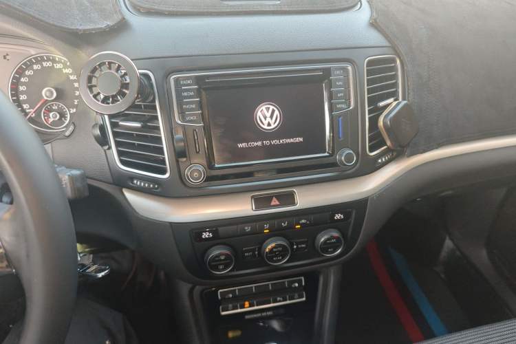 Used Volkswagen Sharan 2018 380TSI Comfort Edition 7-Seater Audio And AC Panel