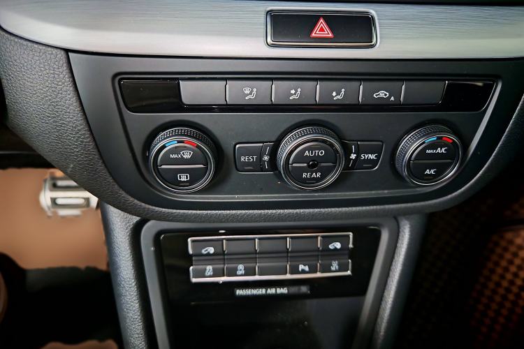 Used Volkswagen Sharan 2018 380TSI Comfort Edition 7-Seater Audio And AC Panel