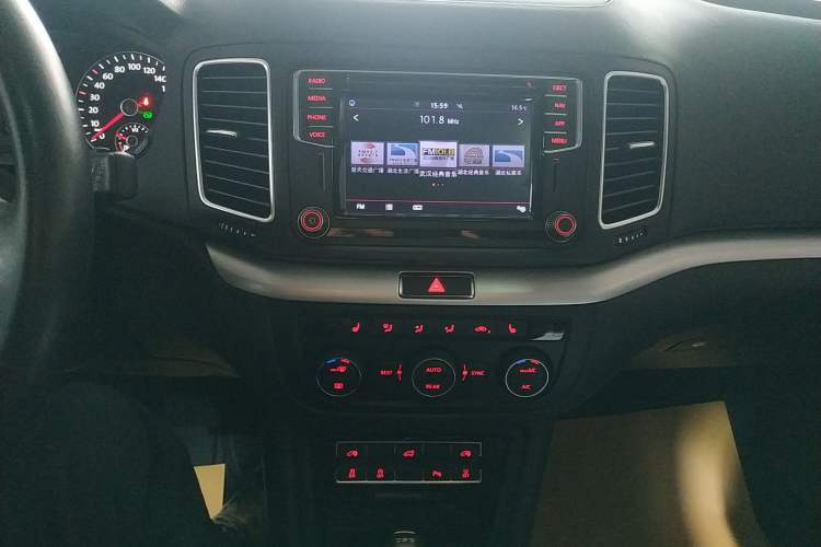 Used Volkswagen Sharan 2019 380TSI Comfort Edition 7-Seater Audio And AC Panel