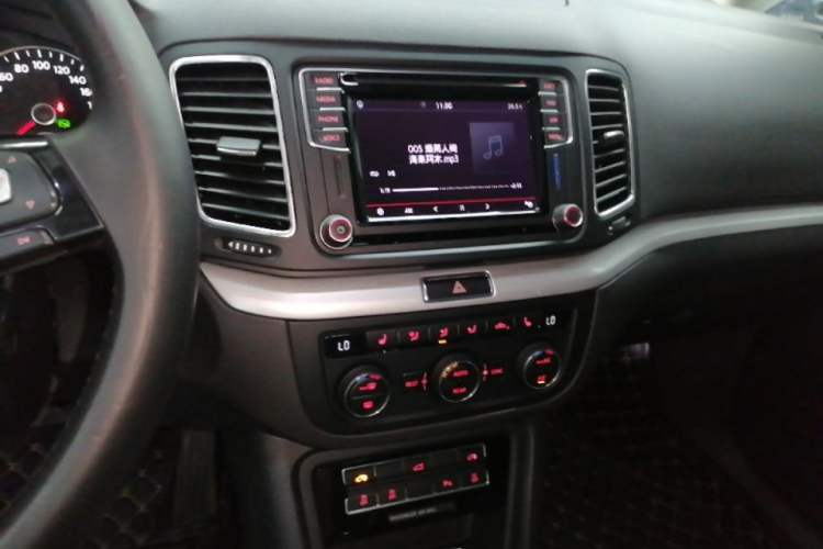 Used Volkswagen Sharan 2019 380TSI Comfort Edition 7-Seater Audio And AC Panel