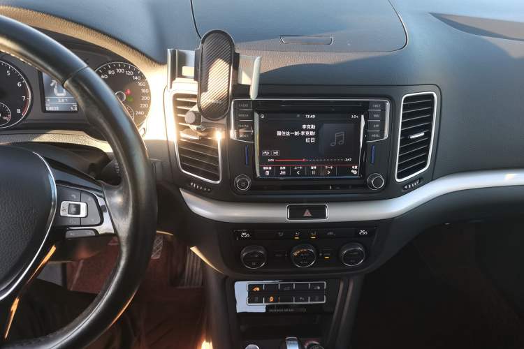 Used Volkswagen Sharan 2019 380TSI Comfort Edition 7-Seater Audio And AC Panel