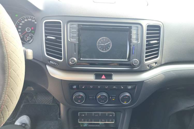 Used Volkswagen Sharan 2019 380TSI Comfort Edition 7-Seater Audio And AC Panel