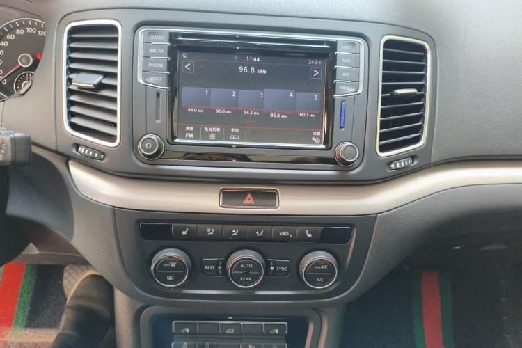 Used Volkswagen Sharan 2019 380TSI Comfort Edition 7-Seater Audio And AC Panel