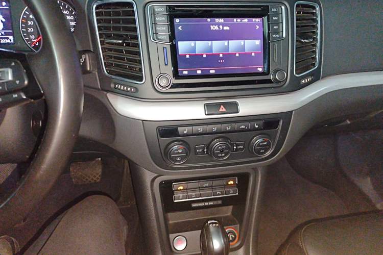 Used Volkswagen Sharan 2019 380TSI Comfort Edition 7-Seater Audio And AC Panel
