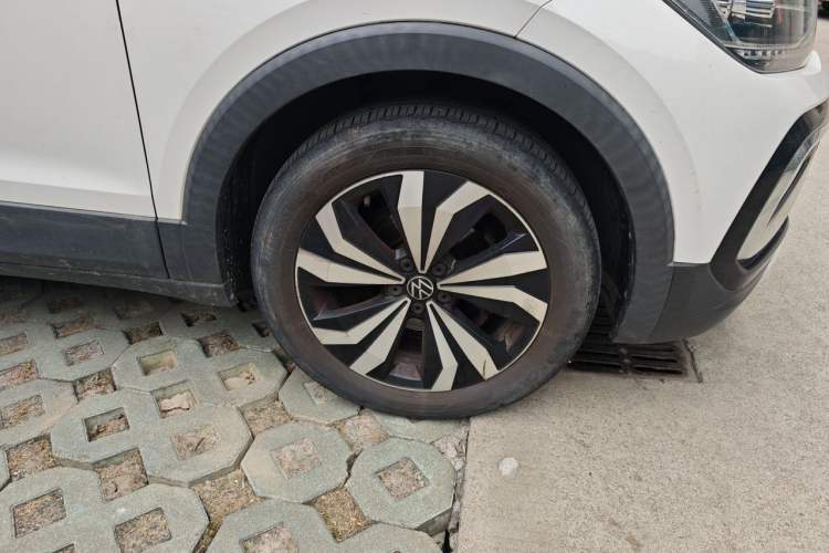 Used Volkswagen T-Cross 2021 280TSI DSG Luxury Edition Right Front Wheel Hub