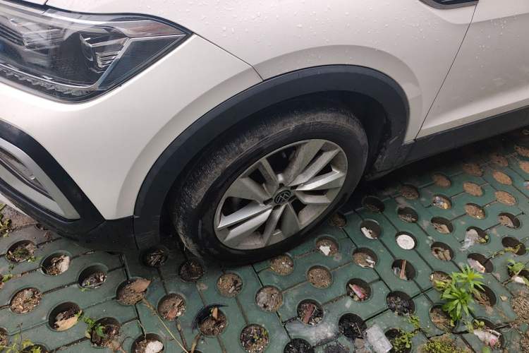 Used Volkswagen T-Cross 2021 1.5L Automatic Comfort Edition Right Front Wheel Hub