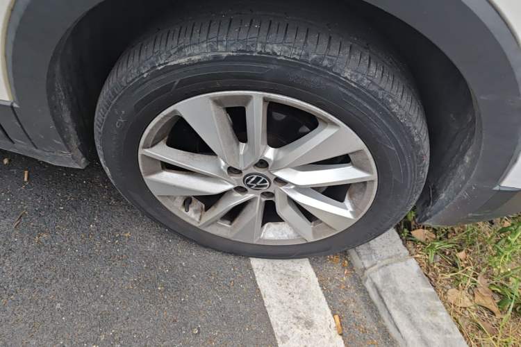 Used Volkswagen T-Cross 2022 280TSI DSG Comfort Edition Right Front Wheel Hub