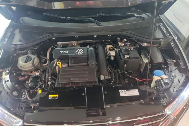 Used Volkswagen T-ROC 2018 230TSI DSG Two-Wheel Drive Advanced Version China VI Standard Engine Bay