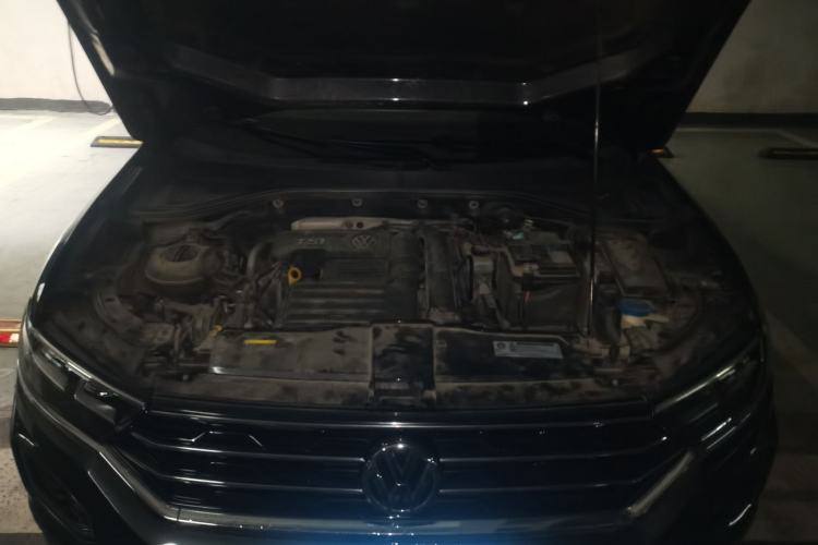 Used Volkswagen T-ROC 2018 230TSI DSG Two-Wheel Drive Advanced Version China VI Standard Engine Bay