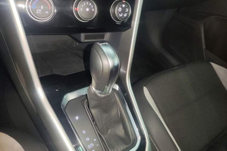 Used Volkswagen T-ROC 2018 230TSI DSG Two-Wheel Drive Advanced Version China VI Standard Gear Lever