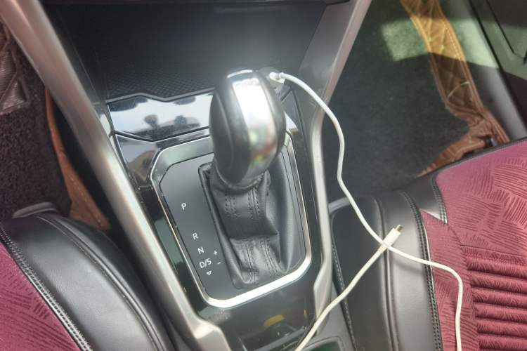 Used Volkswagen T-ROC 2018 280TSI DSG Two-Wheel Drive Advanced Version China V Emission Standard Gear Lever