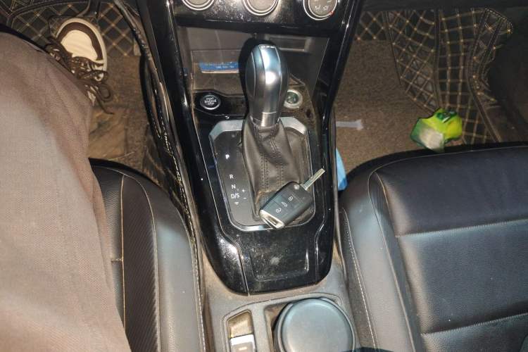 Used Volkswagen T-ROC 2018 280TSI DSG Two-Wheel-Drive Comfort Version China V Standard Gear Lever