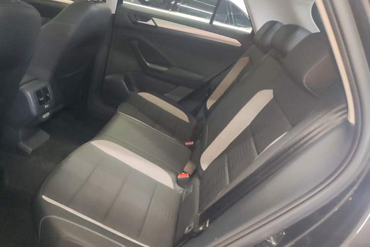 Used Volkswagen T-ROC 2018 230TSI DSG Two-Wheel Drive Advanced Version China VI Standard Left Rear Seat