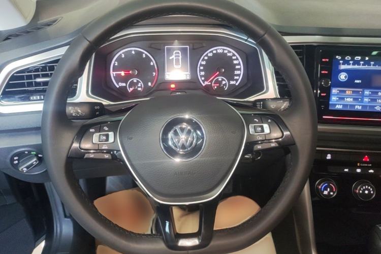 Used Volkswagen T-ROC 2018 230TSI DSG Two-Wheel Drive Advanced Version China VI Standard Steering Wheel