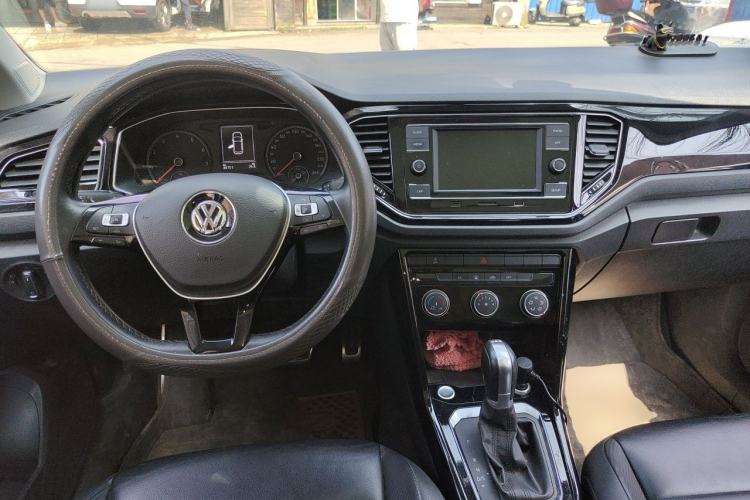 Used Volkswagen T-ROC 2018 280TSI DSG Two-Wheel Drive Comfort Version China VI Standard Center Console