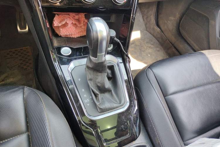 Used Volkswagen T-ROC 2018 280TSI DSG Two-Wheel Drive Comfort Version China VI Standard Gear Lever