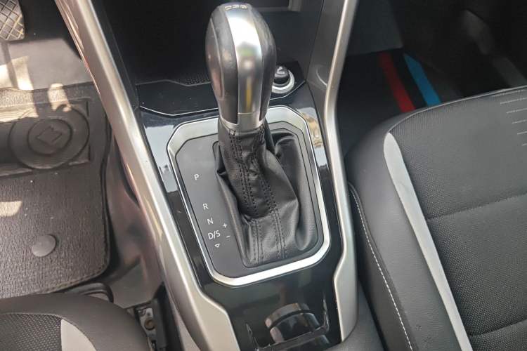 Used Volkswagen T-ROC 2018 280TSI DSG Two-Wheel Drive Advanced Version China V Emission Standard Gear Lever