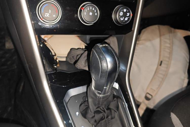 Used Volkswagen T-ROC 2018 230TSI DSG Two-Wheel Drive Advanced Version China VI Standard Gear Lever