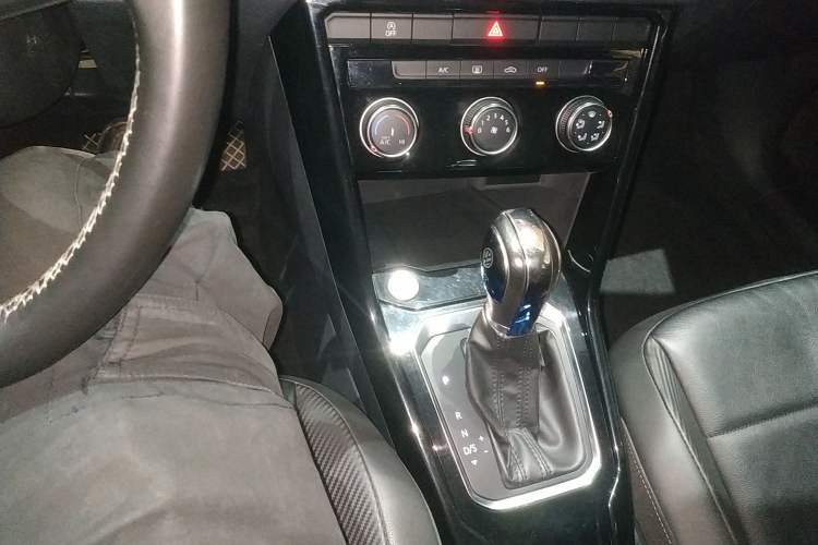 Used Volkswagen T-ROC 2018 280TSI DSG Two-Wheel-Drive Comfort Version China V Standard Gear Lever