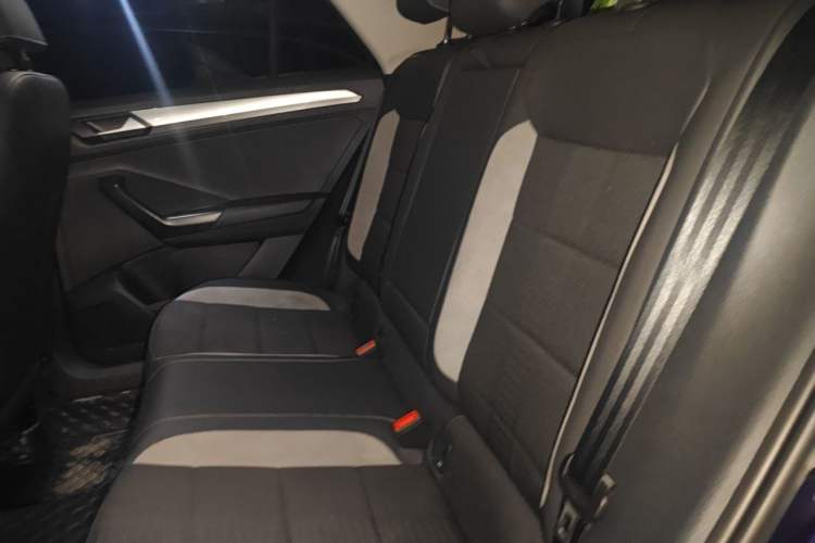 Used Volkswagen T-ROC 2018 230TSI DSG Two-Wheel Drive Advanced Version China VI Standard Left Rear Seat