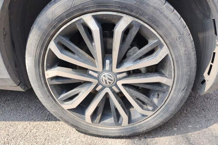 Used Volkswagen T-ROC 2018 280TSI DSG Two-Wheel Drive Comfort Version China VI Standard Right Front Wheel Hub