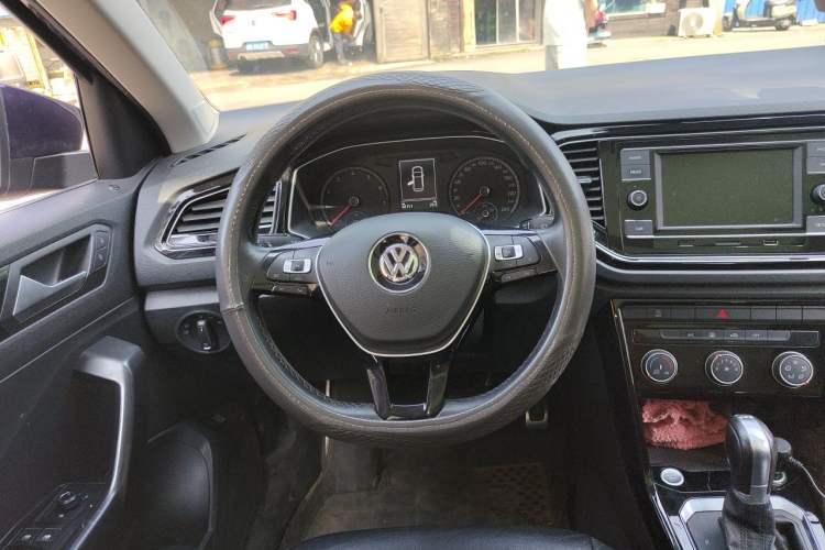 Used Volkswagen T-ROC 2018 280TSI DSG Two-Wheel Drive Comfort Version China VI Standard Steering Wheel