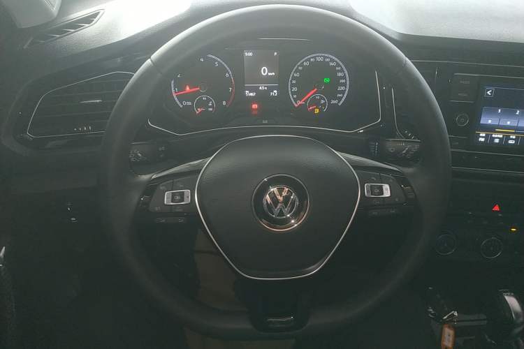 Used Volkswagen T-ROC 2018 280TSI DSG Two-Wheel-Drive Comfort Version China V Standard Steering Wheel