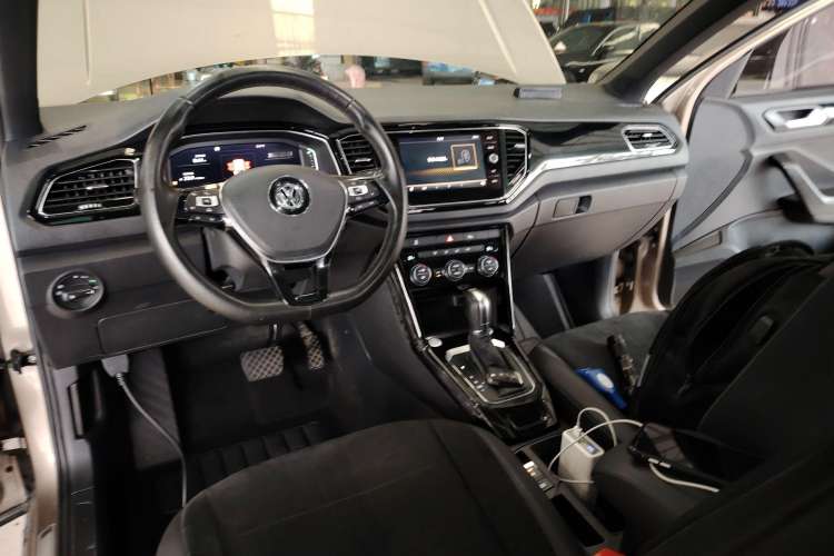 Used Volkswagen T-ROC 2018 280TSI DSG Two-Wheel-Drive Luxury Version China V Emission Standard Center Console