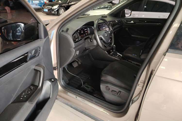 Used Volkswagen T-ROC 2018 280TSI DSG Two-Wheel-Drive Luxury Version China V Emission Standard Driver Seat