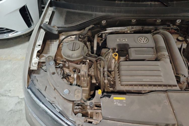 Used Volkswagen T-ROC 2018 280TSI DSG Two-Wheel Drive Advanced Version China V Emission Standard Engine Bay Right