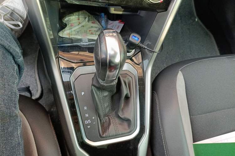 Used Volkswagen T-ROC 2018 280TSI DSG Two-Wheel Drive Advanced Version China V Emission Standard Gear Lever