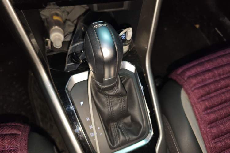 Used Volkswagen T-ROC 2018 280TSI DSG Two-Wheel Drive Advanced Version China V Emission Standard Gear Lever
