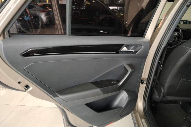 Used Volkswagen T-ROC 2018 280TSI DSG Two-Wheel-Drive Luxury Version China V Emission Standard Left Rear Door Interior