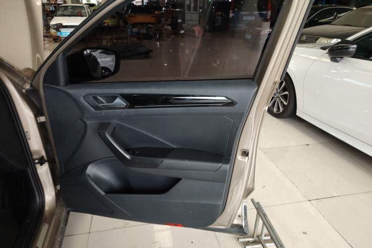 Used Volkswagen T-ROC 2018 280TSI DSG Two-Wheel-Drive Luxury Version China V Emission Standard Right Front Door Interior