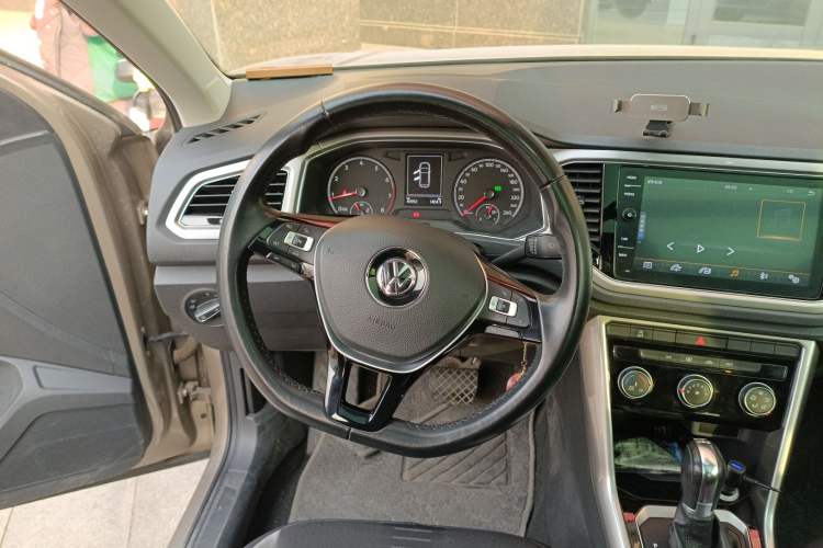 Used Volkswagen T-ROC 2018 280TSI DSG Two-Wheel Drive Advanced Version China V Emission Standard Steering Wheel