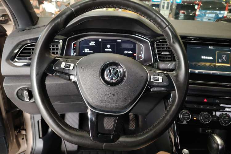 Used Volkswagen T-ROC 2018 280TSI DSG Two-Wheel-Drive Luxury Version China V Emission Standard Steering Wheel