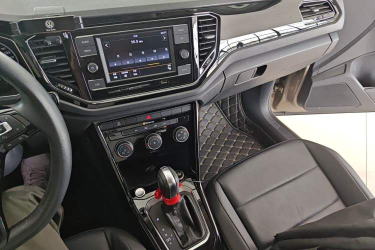 Used Volkswagen T-ROC 2018 280TSI DSG Two-Wheel-Drive Comfort Version China V Standard Audio And AC Panel