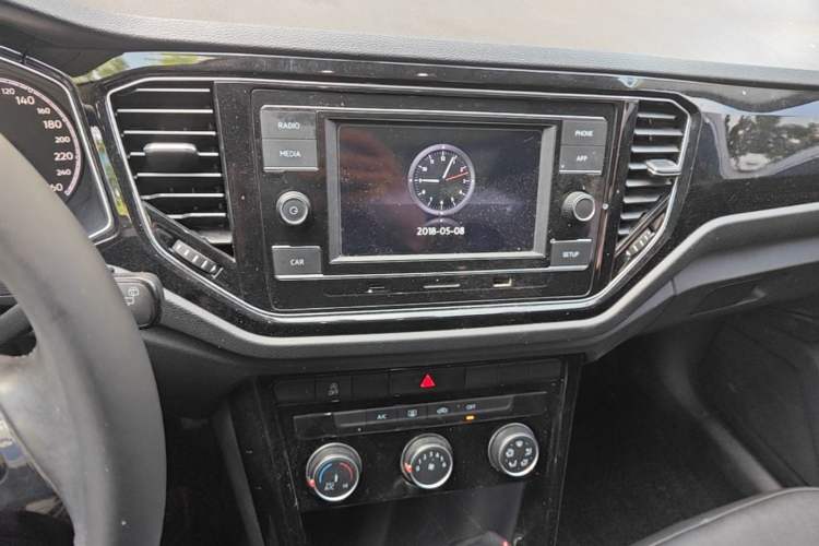 Used Volkswagen T-ROC 2018 280TSI DSG Two-Wheel-Drive Comfort Version China V Standard Audio And AC Panel