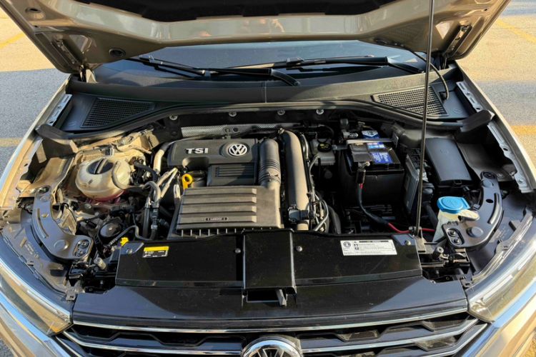 Used Volkswagen T-ROC 2018 230TSI DSG Two-Wheel Drive Advanced Version China VI Standard Engine Bay