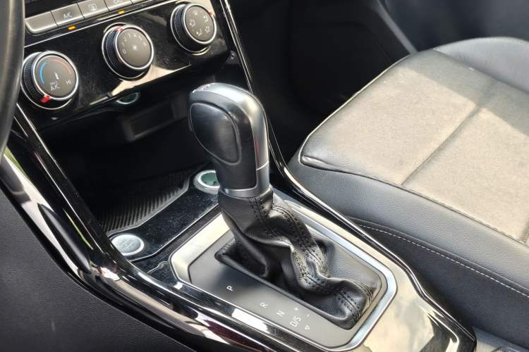 Used Volkswagen T-ROC 2018 280TSI DSG Two-Wheel-Drive Comfort Version China V Standard Gear Lever