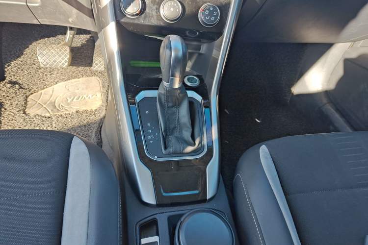 Used Volkswagen T-ROC 2018 230TSI DSG Two-Wheel Drive Advanced Version China V Standard Gear Lever
