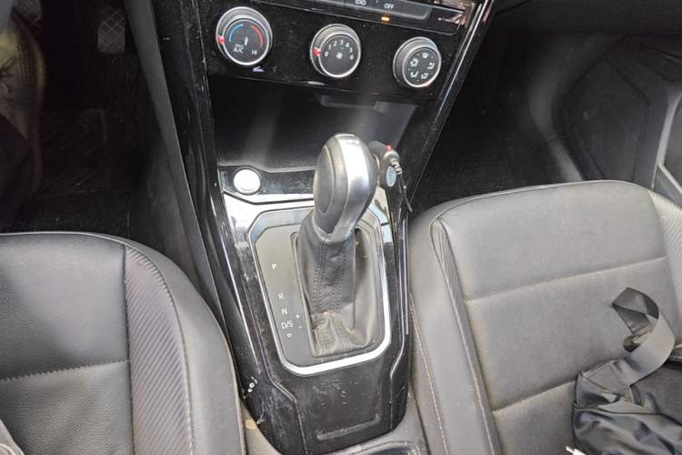 Used Volkswagen T-ROC 2018 280TSI DSG Two-Wheel-Drive Comfort Version China V Standard Gear Lever