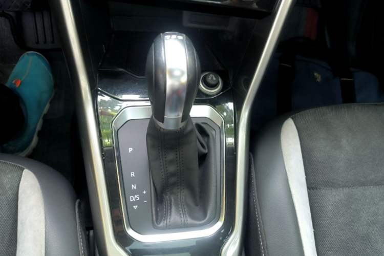 Used Volkswagen T-ROC 2018 230TSI DSG Two-Wheel Drive Advanced Version China V Standard Gear Lever