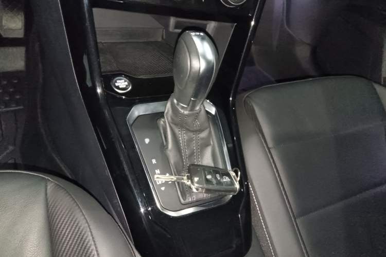 Used Volkswagen T-ROC 2018 280TSI DSG Two-Wheel-Drive Comfort Version China V Standard Gear Lever