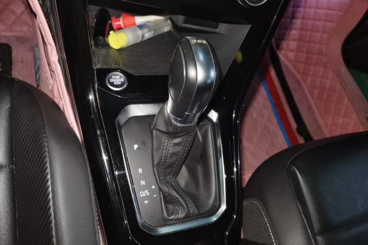 Used Volkswagen T-ROC 2018 280TSI DSG Two-Wheel-Drive Comfort Version China V Standard Gear Lever