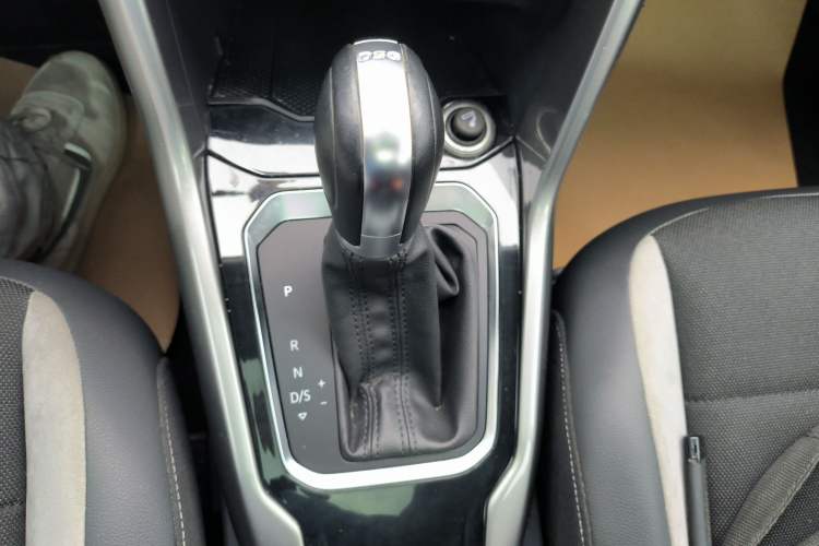 Used Volkswagen T-ROC 2018 230TSI DSG Two-Wheel Drive Advanced Version China V Standard Gear Lever