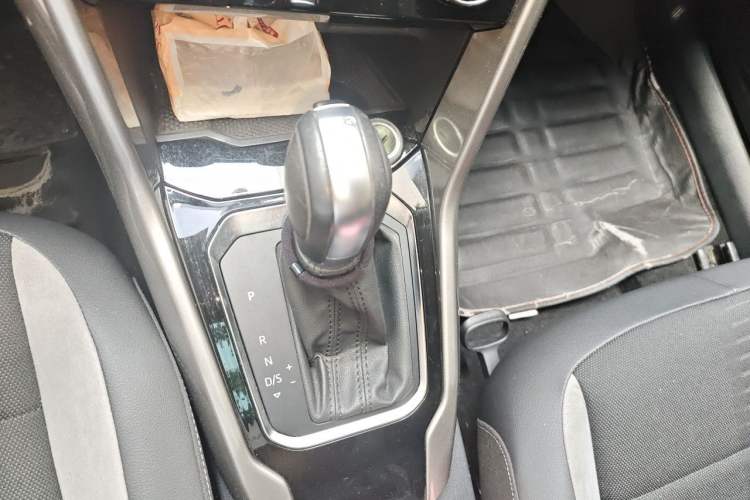 Used Volkswagen T-ROC 2018 230TSI DSG Two-Wheel Drive Advanced Version China V Standard Gear Lever