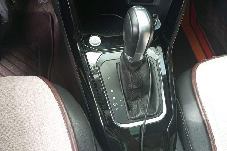 Used Volkswagen T-ROC 2018 280TSI DSG Two-Wheel Drive Comfort Version China VI Standard Gear Lever
